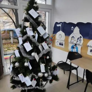 decorated-christmas-tree-badeshte-za-decata